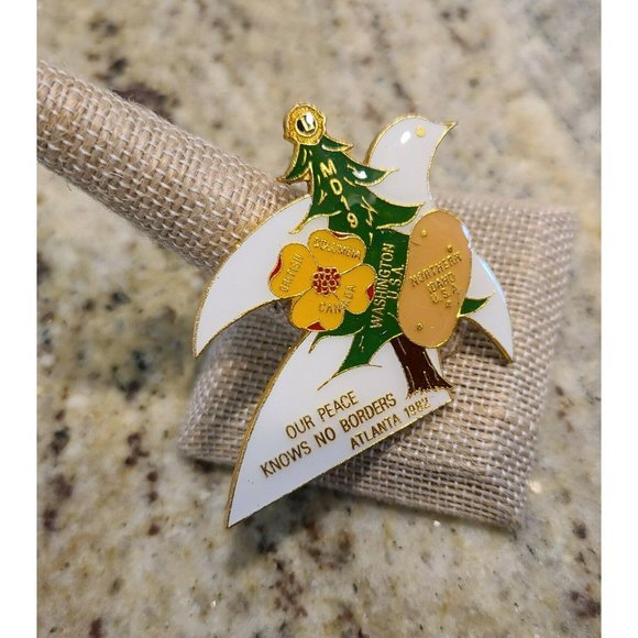 Vintage Lions Club Pin MD19 1981 BC Canada Washington Idaho Atlanta Dove Peace - Picture 3 of 11